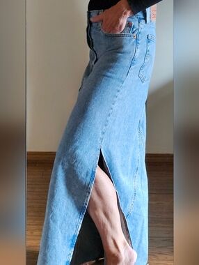 Levi’s Size 27 High Waisted Light Wash Denim Maxi Skirt | Y2K Long Jean Skirt D